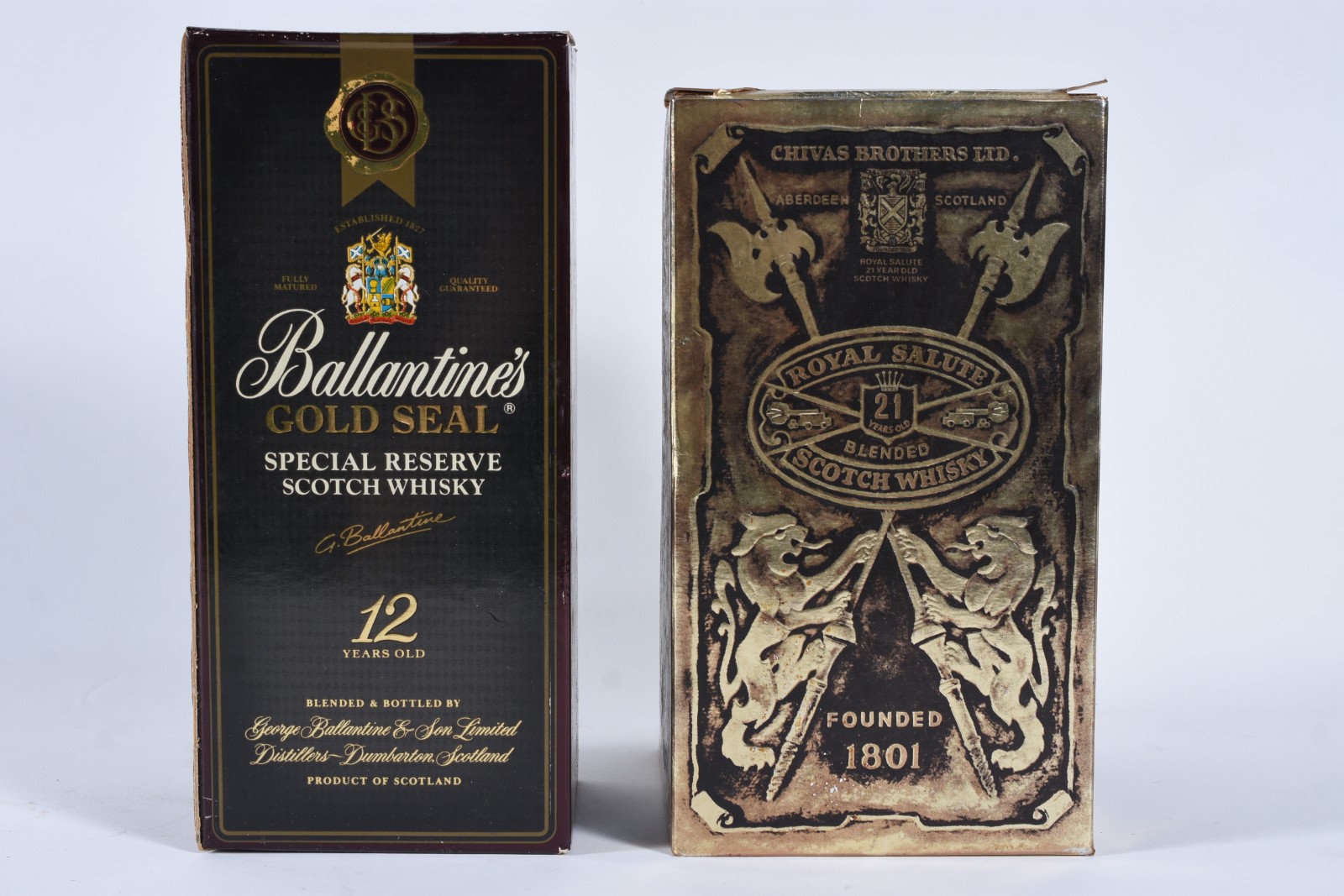 Duas garrafas de Whisky, sendo Ballantines e Chivas Royal Salute. - foto 2 de 9