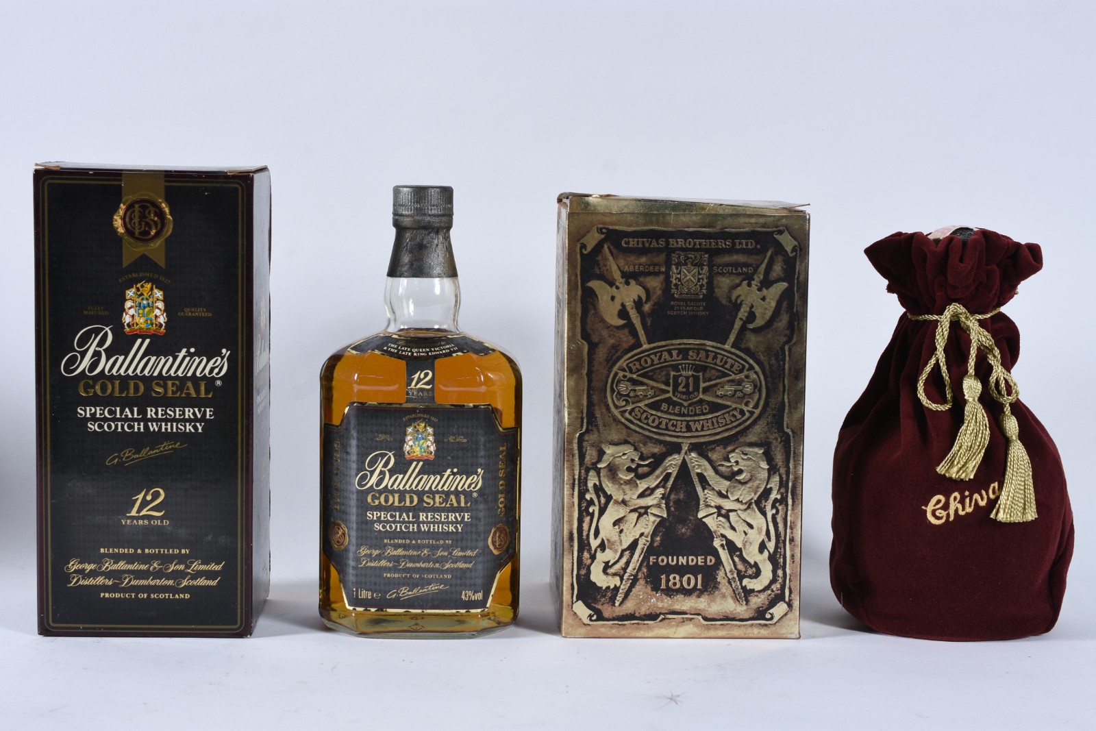 Duas garrafas de Whisky, sendo Ballantines e Chivas Royal Salute. - foto 3 de 9