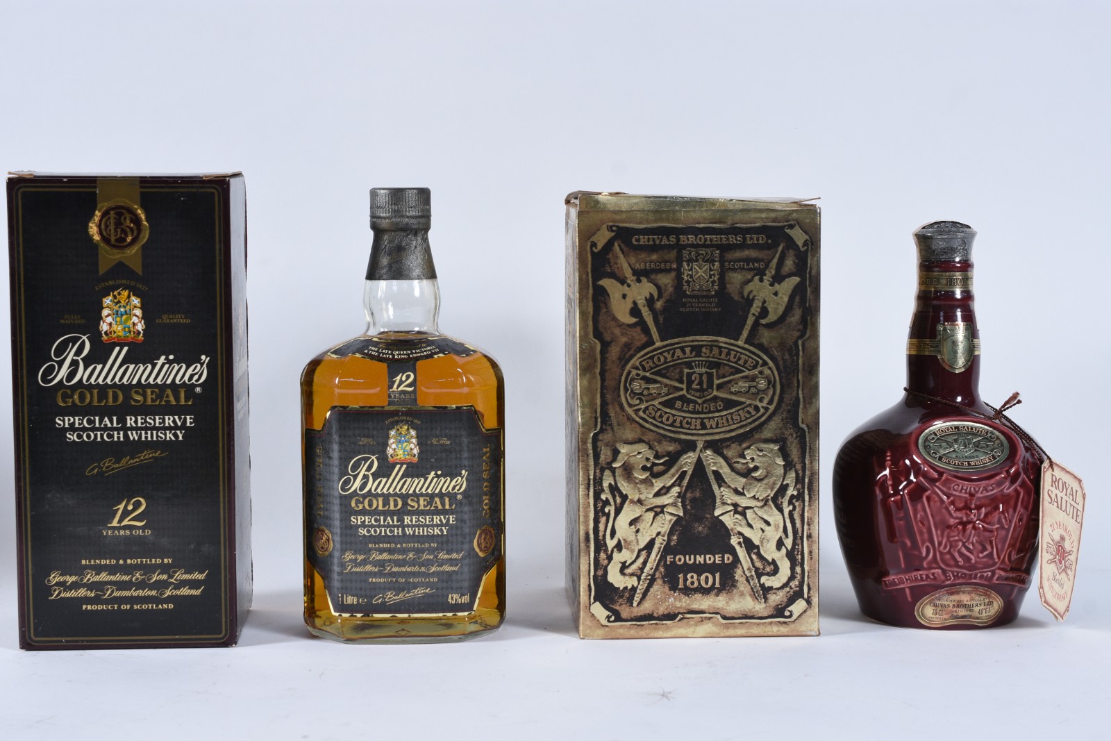 Duas garrafas de Whisky, sendo Ballantines e Chivas Royal Salute. - foto 4 de 9