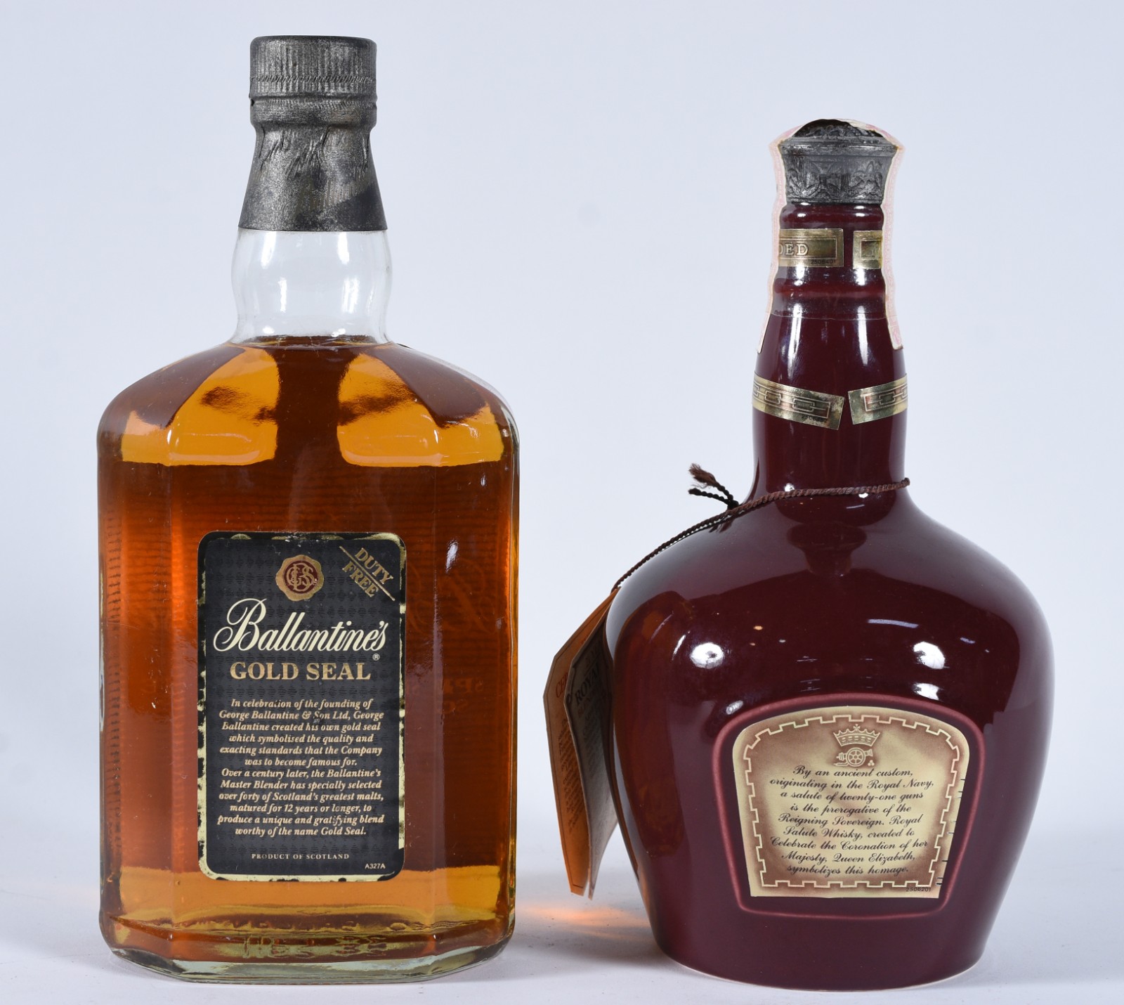 Duas garrafas de Whisky, sendo Ballantines e Chivas Royal Salute. - foto 5 de 9