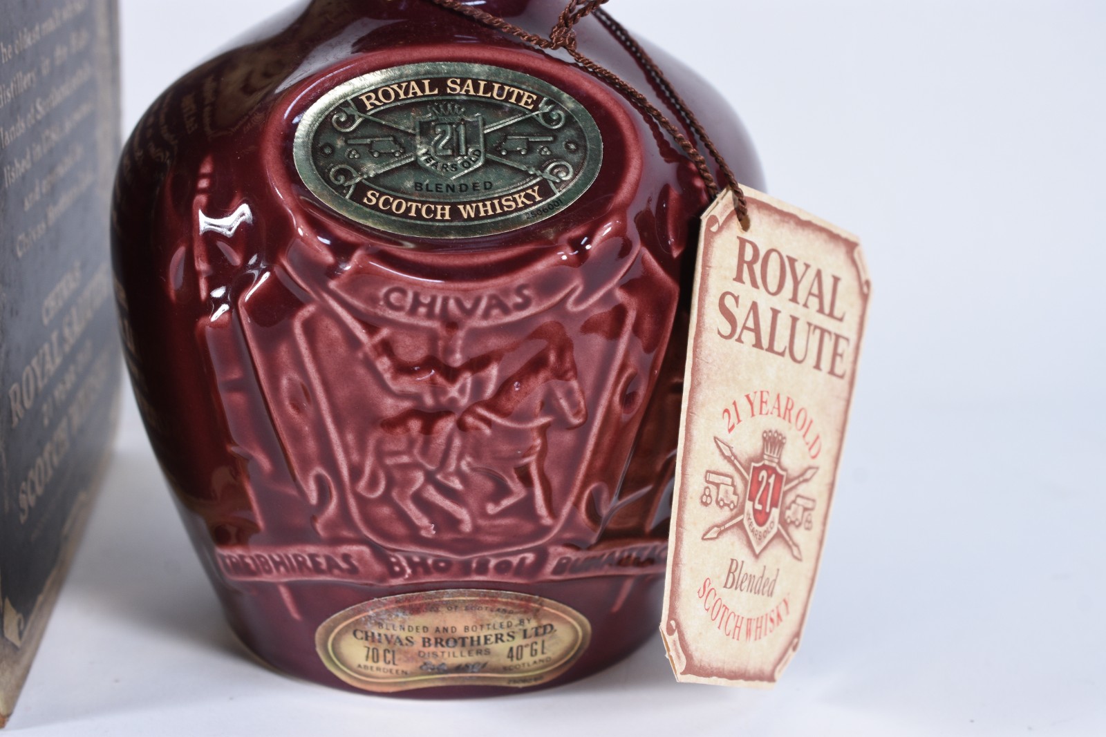 Duas garrafas de Whisky, sendo Ballantines e Chivas Royal Salute. - foto 6 de 9