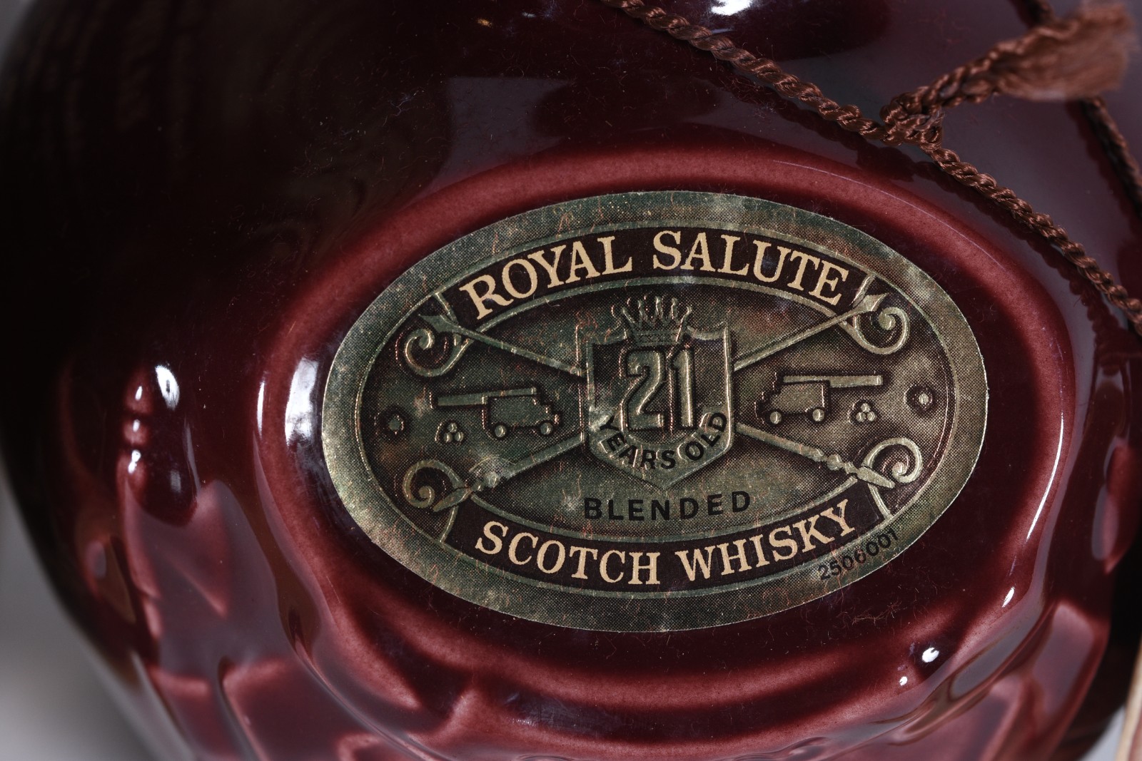 Duas garrafas de Whisky, sendo Ballantines e Chivas Royal Salute. - foto 7 de 9
