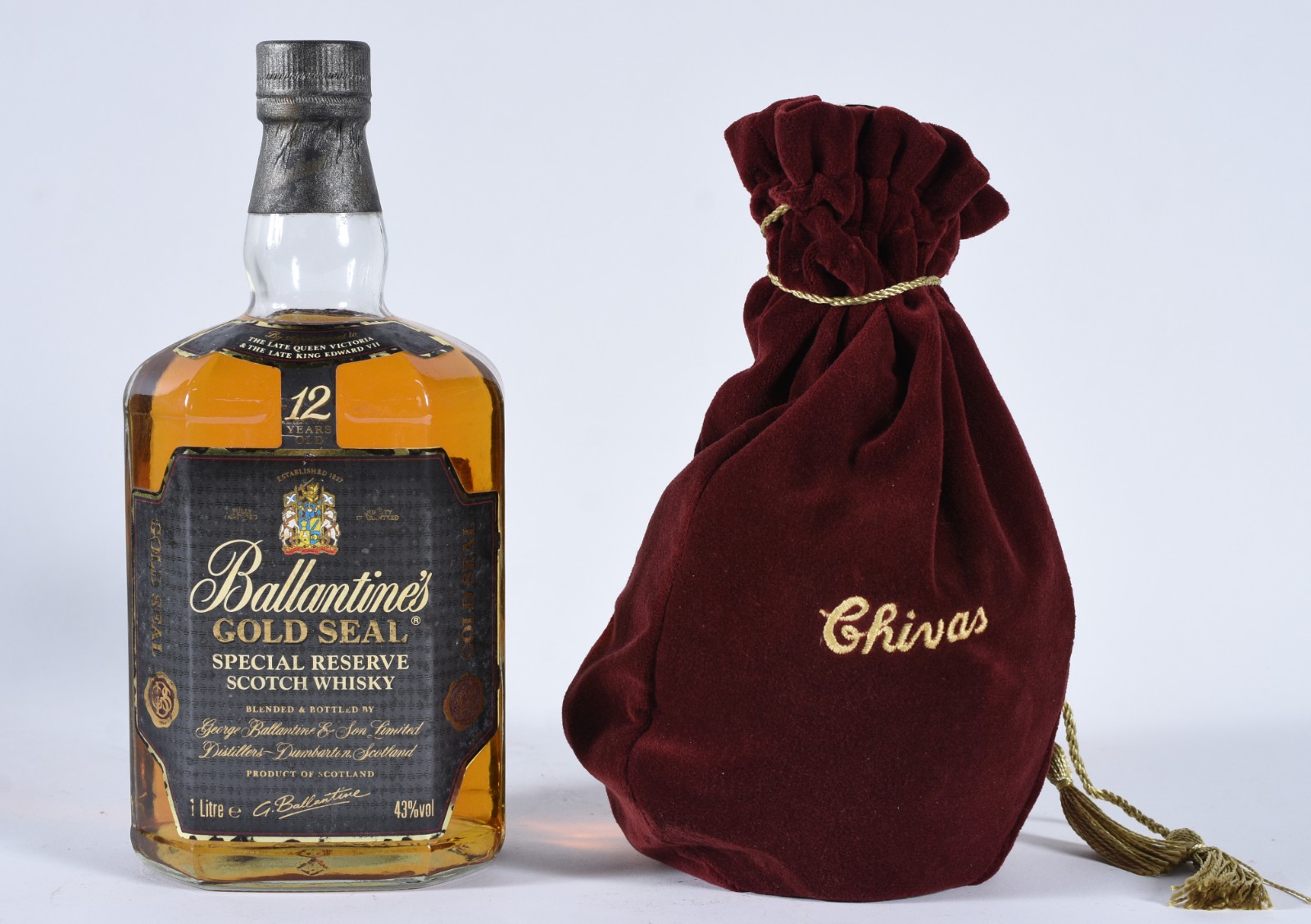 Duas garrafas de Whisky, sendo Ballantines e Chivas Royal Salute. - foto 8 de 9