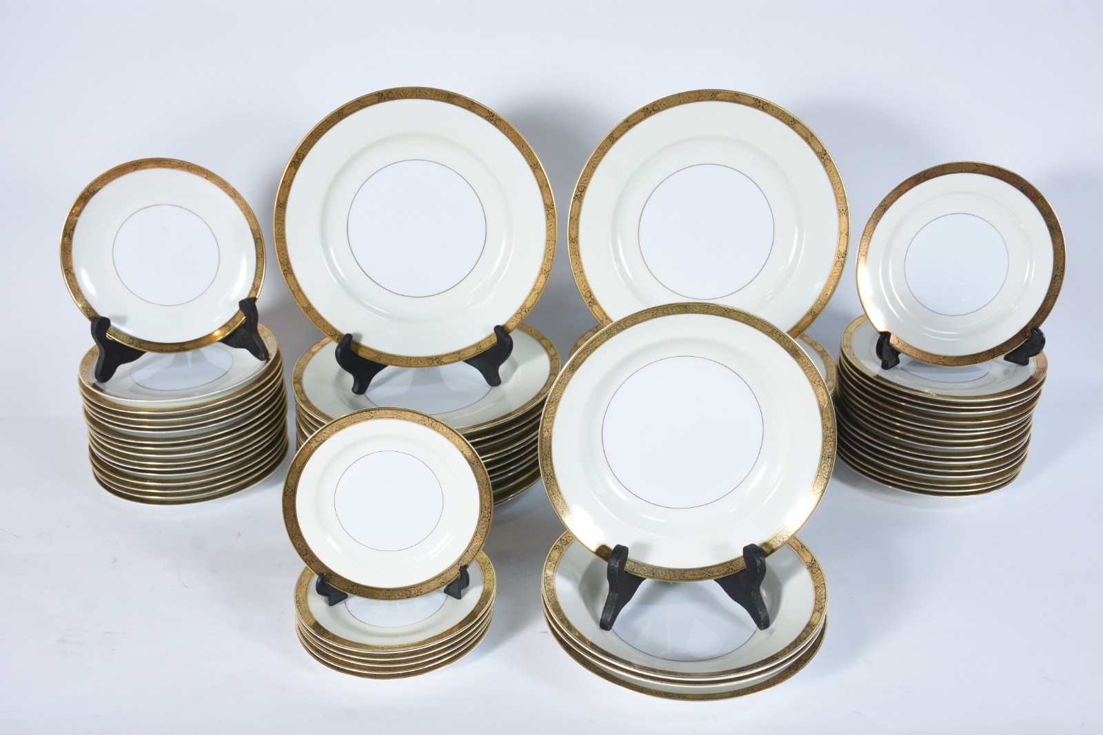 Aparelho de jantar de porcelana Noritake composto de: 24 pratos... - foto 2 de 11