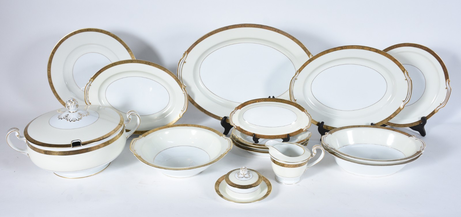 Aparelho de jantar de porcelana Noritake composto de: 24 pratos... - foto 3 de 11