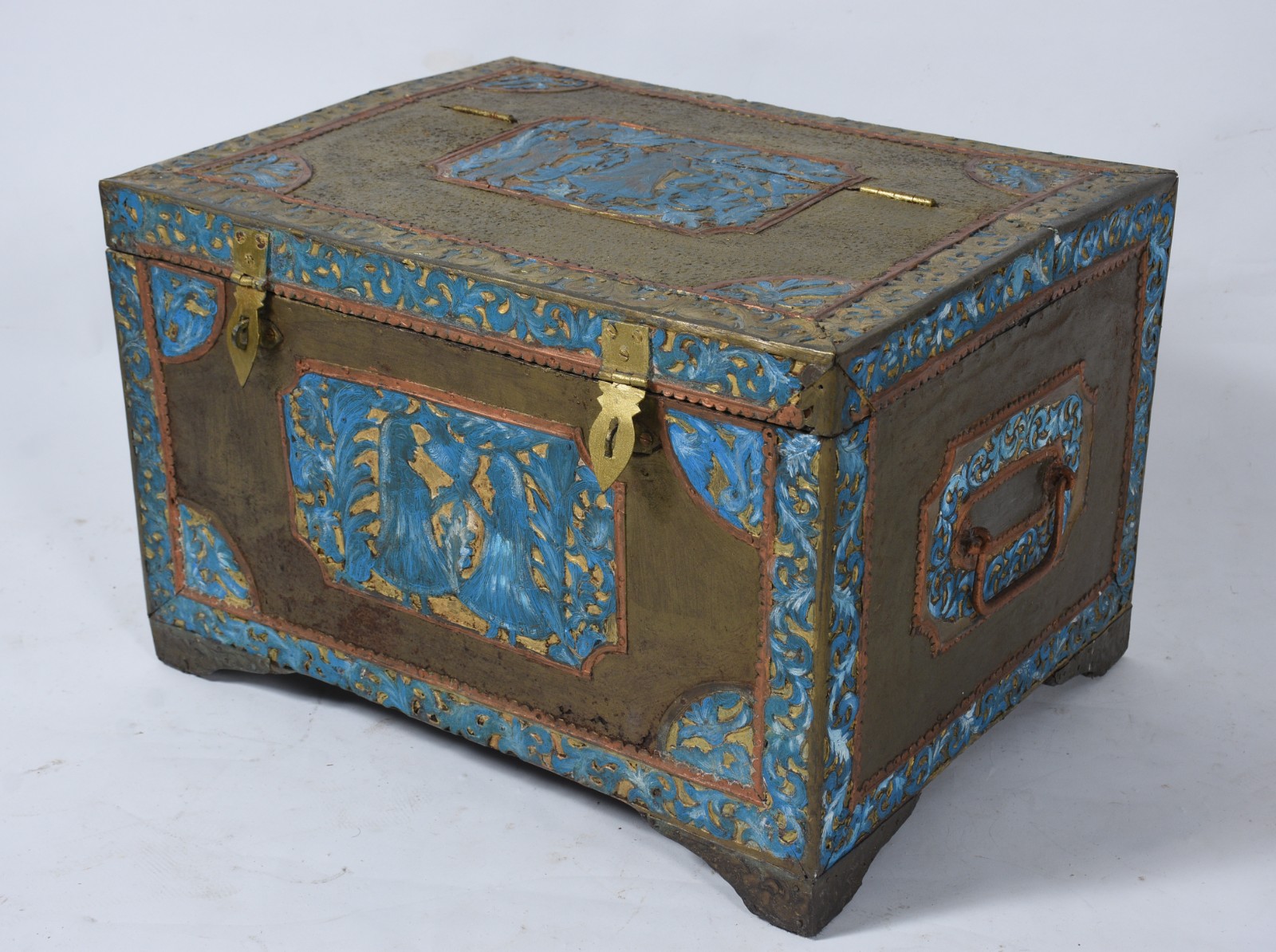 Baú marroquino de madeira e metal dourado com detalhes na cor azul... - foto 1 de 9