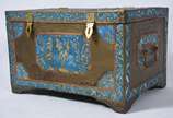 Baú marroquino de madeira e metal dourado com d... - Baú marroquino de madeira e metal dourado com detalhes na cor azul. Desgastes.