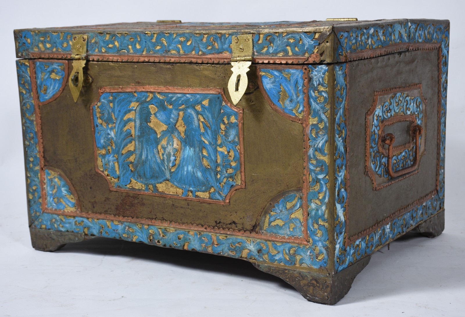 Baú marroquino de madeira e metal dourado com detalhes na cor azul... - foto 2 de 9