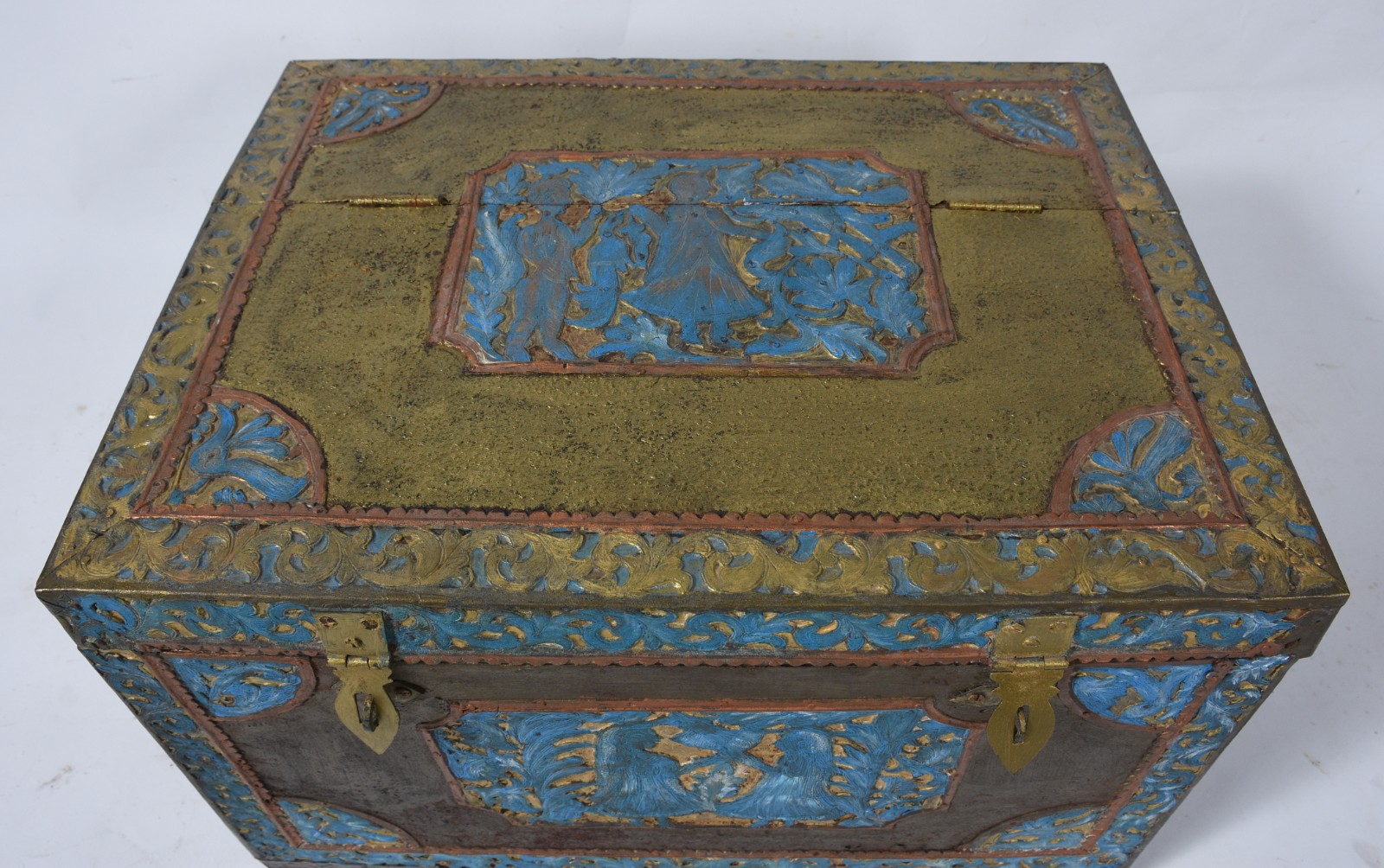 Baú marroquino de madeira e metal dourado com detalhes na cor azul... - foto 4 de 9