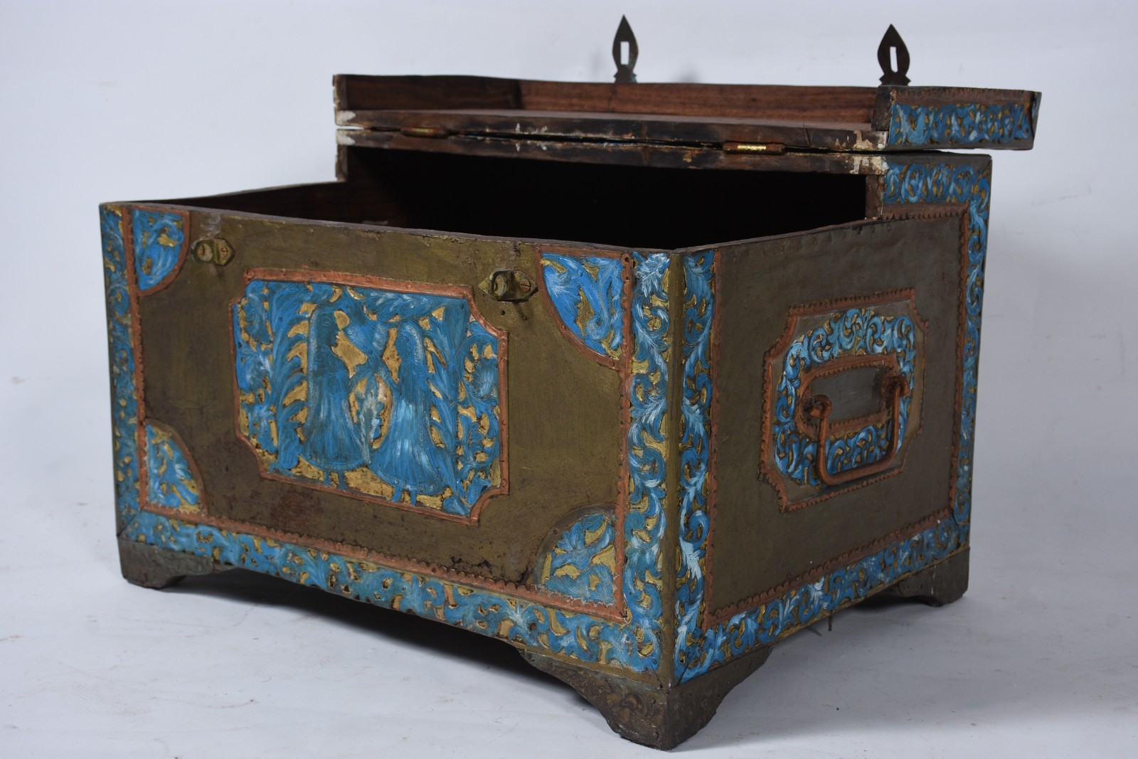 Baú marroquino de madeira e metal dourado com detalhes na cor azul... - foto 5 de 9