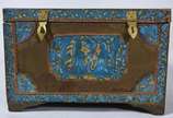 Baú marroquino de madeira e metal dourado com d... - Baú marroquino de madeira e metal dourado com detalhes na cor azul. Desgastes.