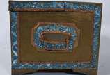 Baú marroquino de madeira e metal dourado com d... - Baú marroquino de madeira e metal dourado com detalhes na cor azul. Desgastes.