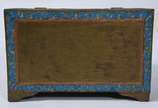 Baú marroquino de madeira e metal dourado com d... - Baú marroquino de madeira e metal dourado com detalhes na cor azul. Desgastes.