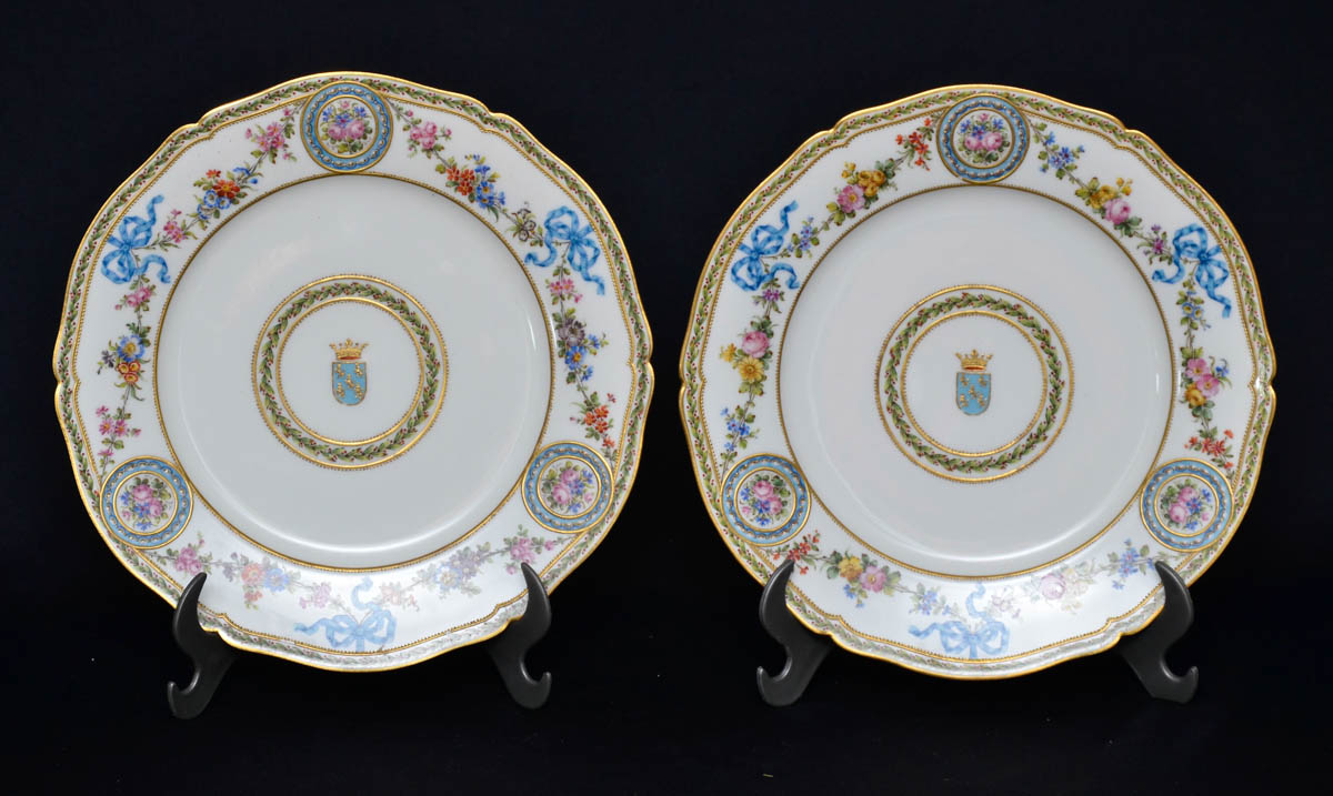 Par de pratos de porcelana francesa com guirlandas em policromia nas...