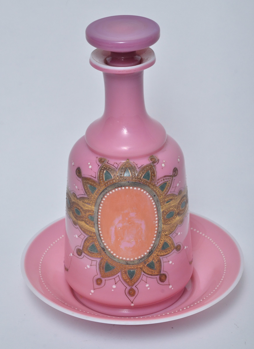 Garrafa de opalina com presentoir na cor rosa com guirlanda dourada...