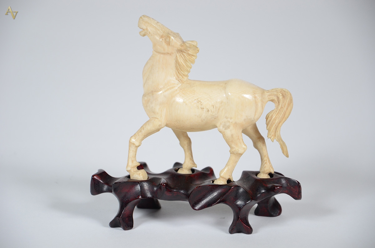 Escultura de marfim representando cavalo, base de madeira. Altura... - foto 2 de 2