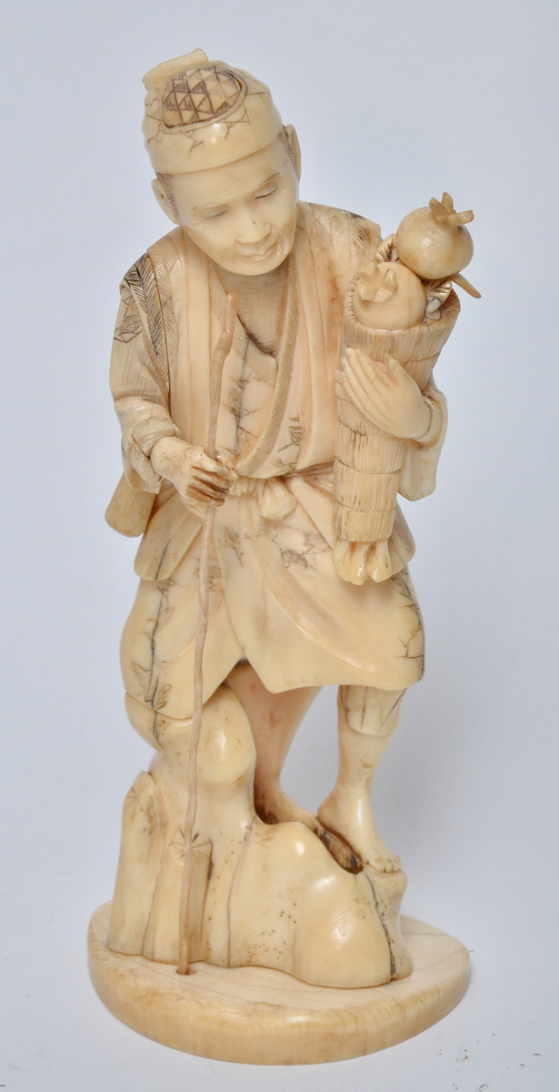Estatueta de marfim repres. Homem com cesto e cajado, alt.16 cm.