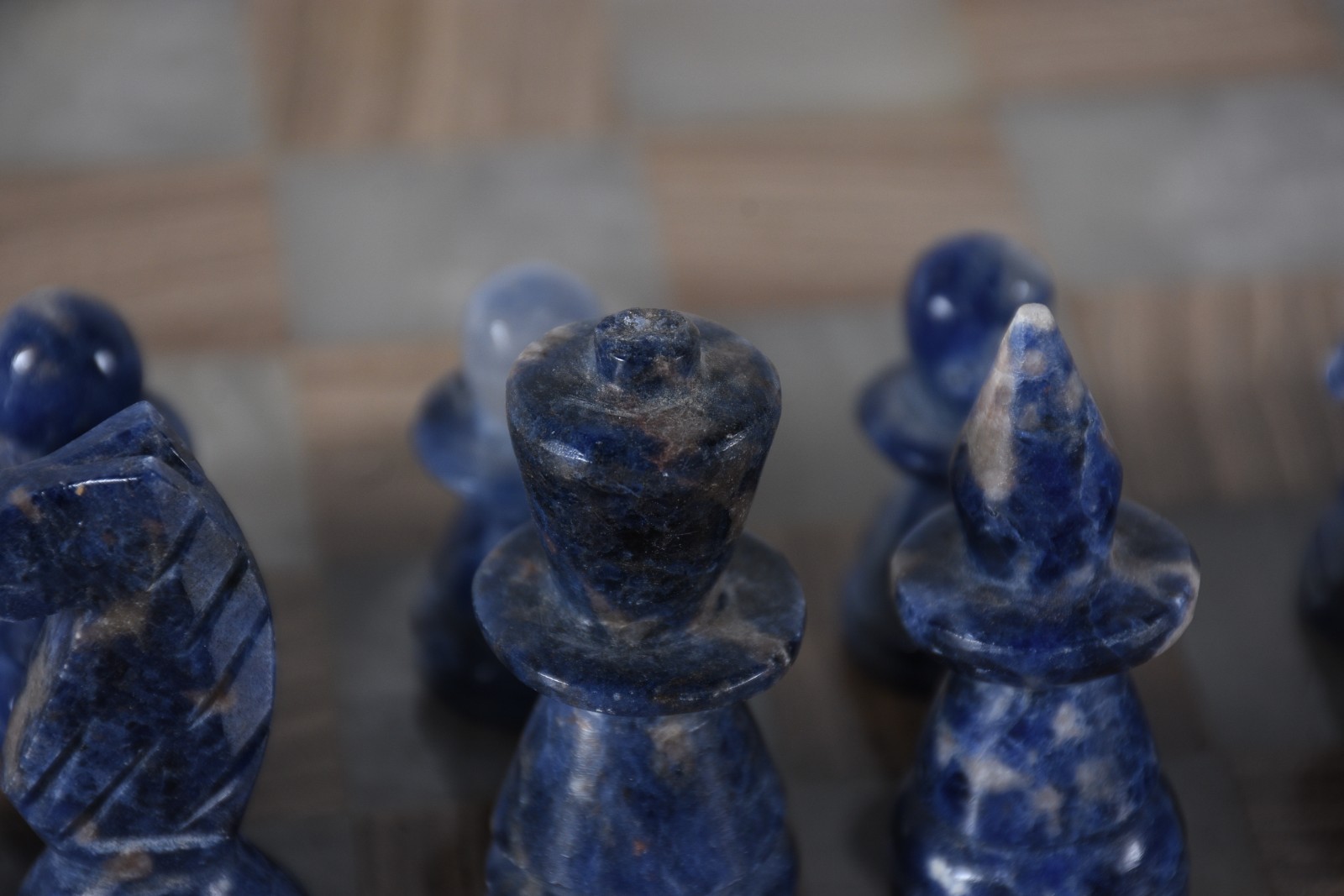 Jogo de xadrez com tabuleiro e peças trabalhados em pedra colorida. - foto 4 de 5