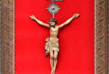 Belíssima figura de CRISTO ricamente esculpida ... - Belíssima figura de CRISTO ricamente esculpida em madeira, policromada, com moldura. Altura do Cristo 38 cm.