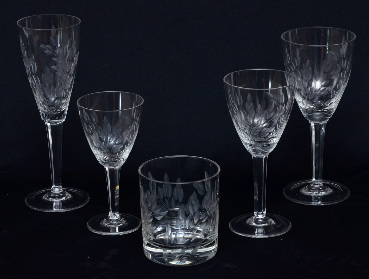 Serviço de cristal lapidado com ramos de trigo, sendo 12 flutes para...
