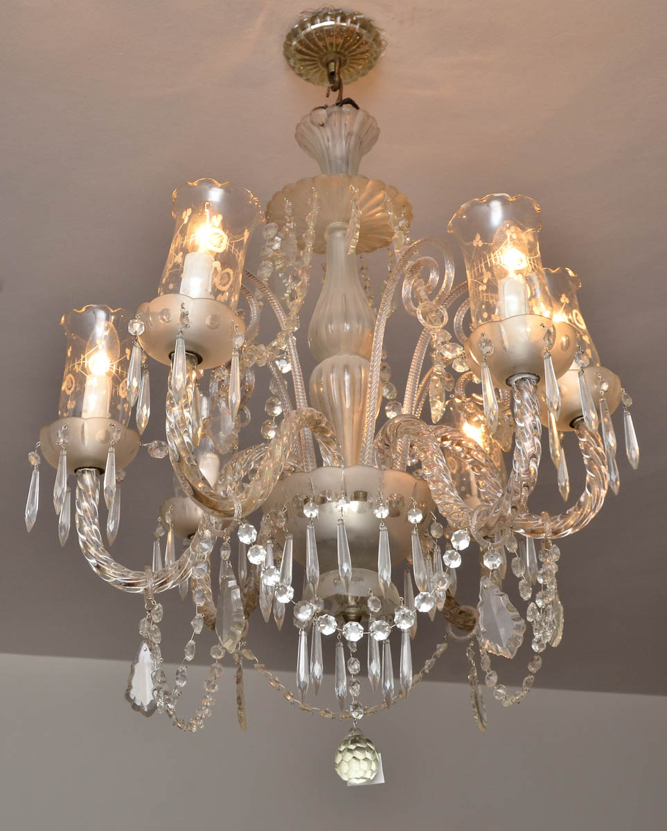 Lustre de cristal para 6 luzes, pingentes lapidados. Alt. 86 cm.