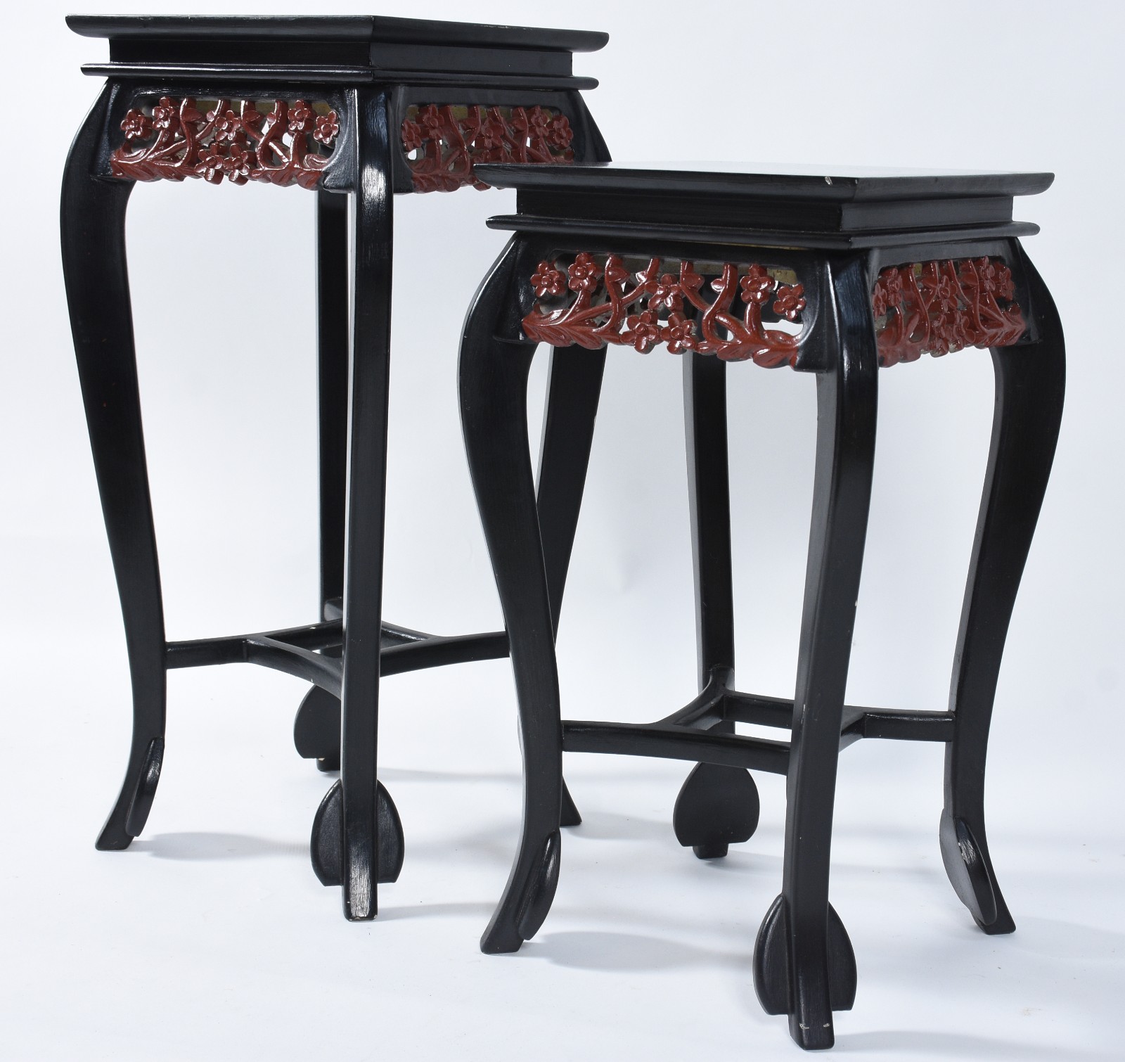 Par de colunas orientais de madeira pintada de preto, saias com... - foto 1 de 6