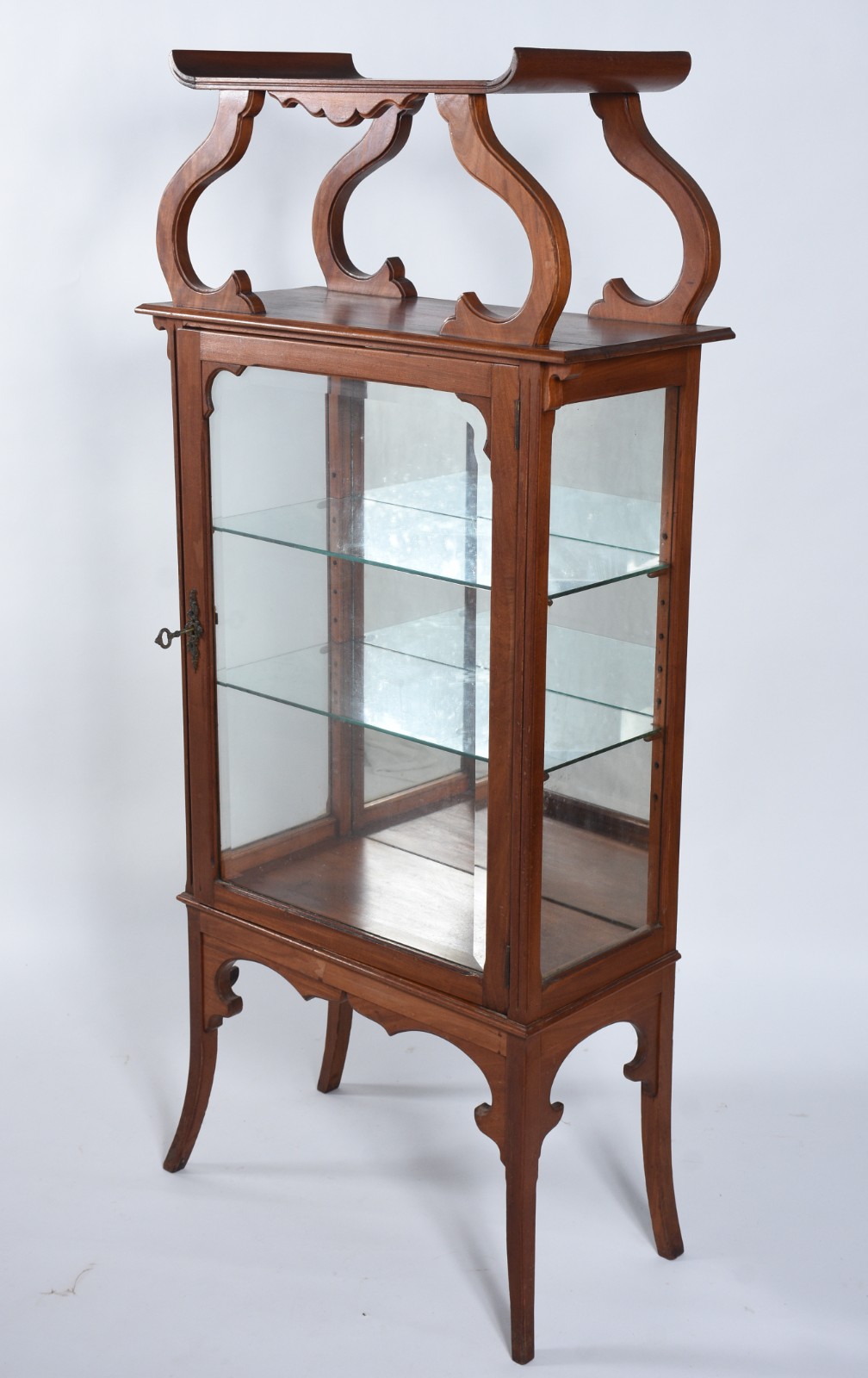 Vitrine de madeira nobre estilo Art Nouveau, prateleiras internas de... - foto 1 de 7