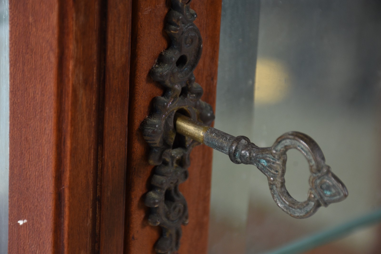 Vitrine de madeira nobre estilo Art Nouveau, prateleiras internas de... - foto 4 de 7