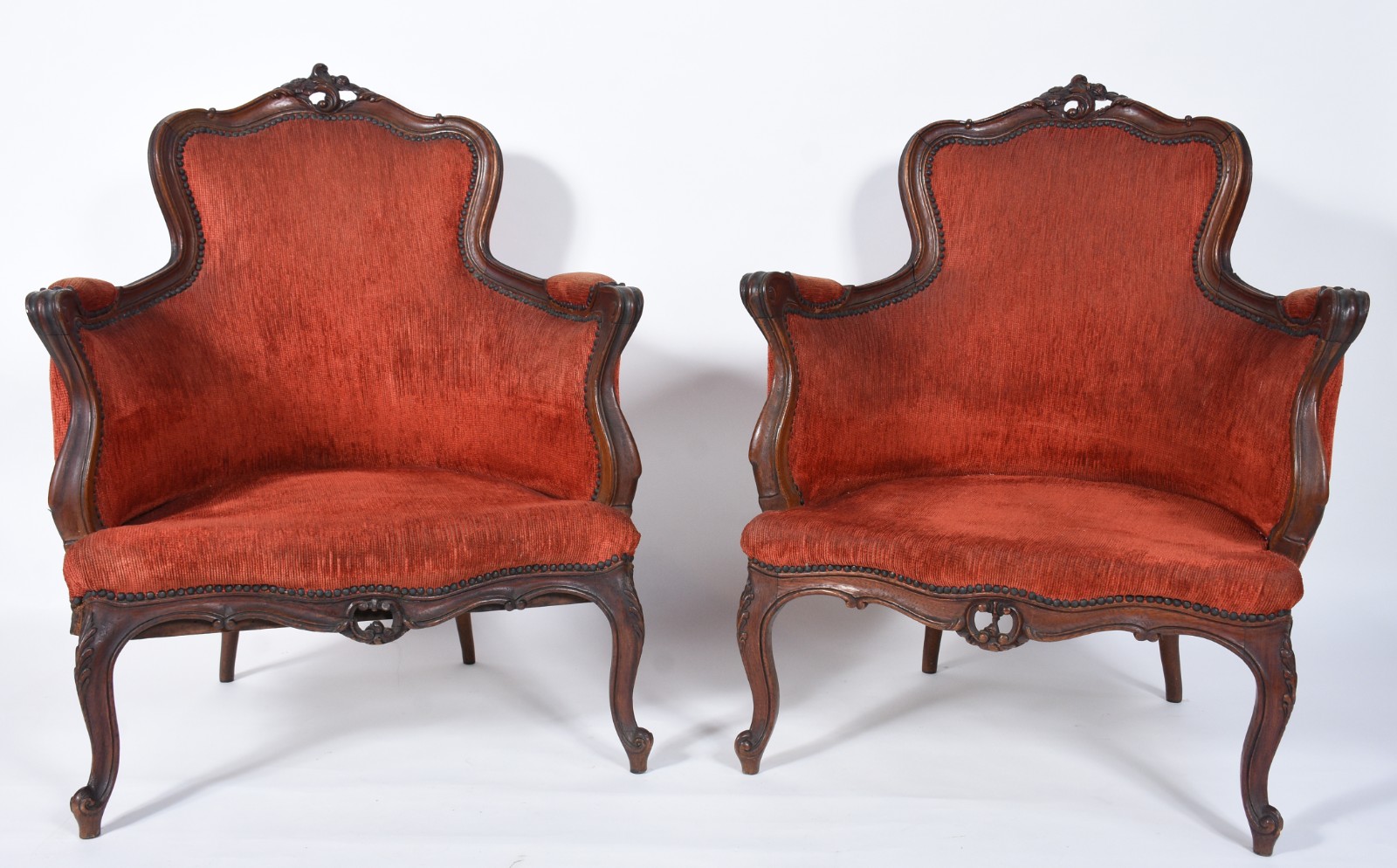 Par de elegantes poltronas de madeira nobre, estofadas e forradas com... - foto 1 de 6
