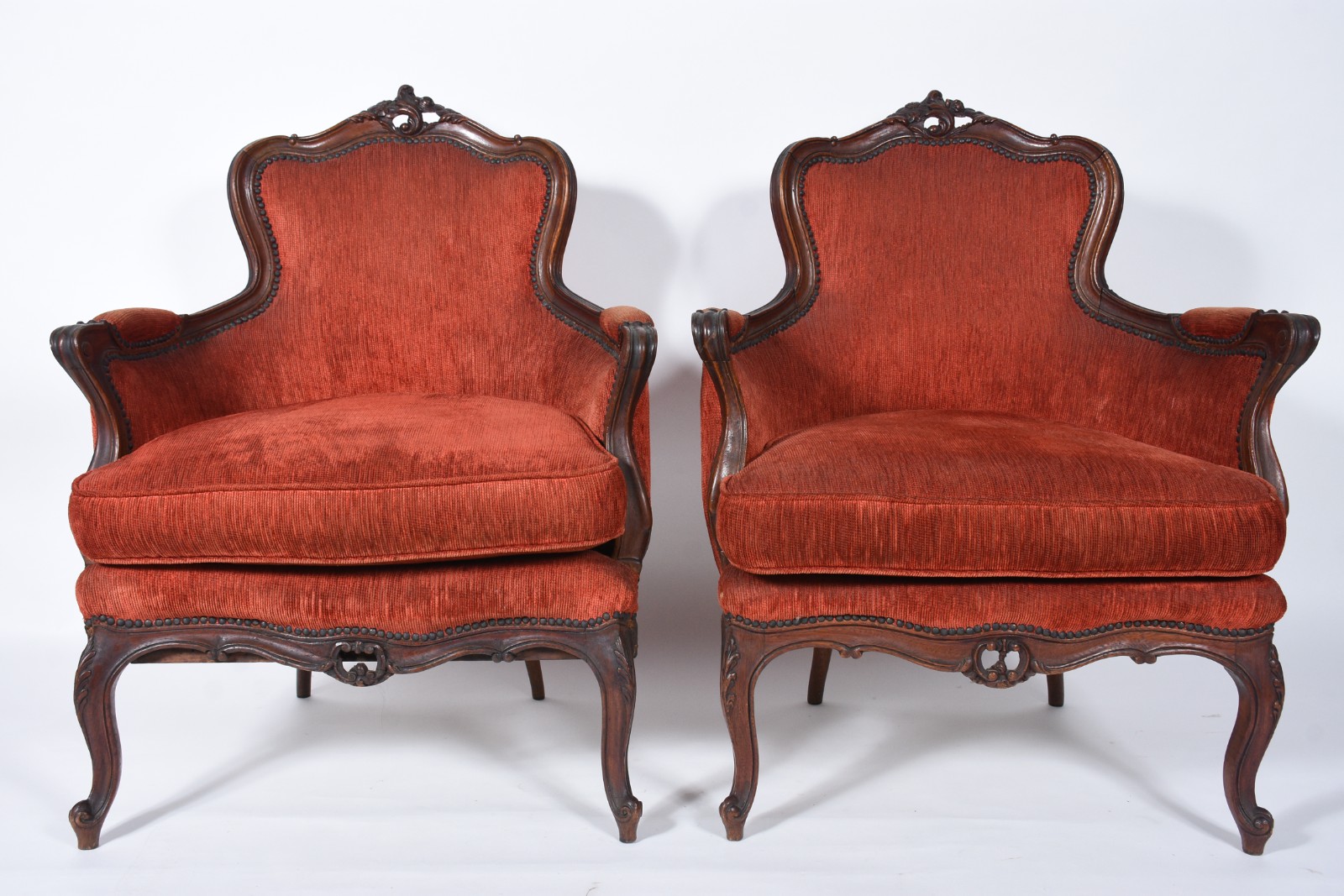 Par de elegantes poltronas de madeira nobre, estofadas e forradas com... - foto 2 de 6