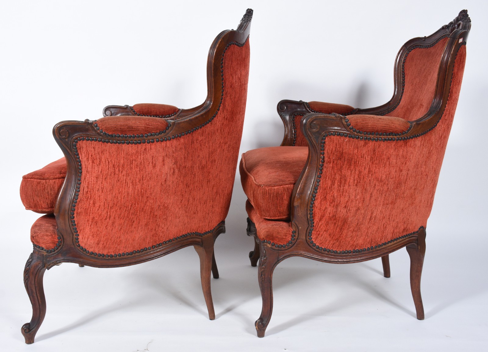 Par de elegantes poltronas de madeira nobre, estofadas e forradas com... - foto 3 de 6