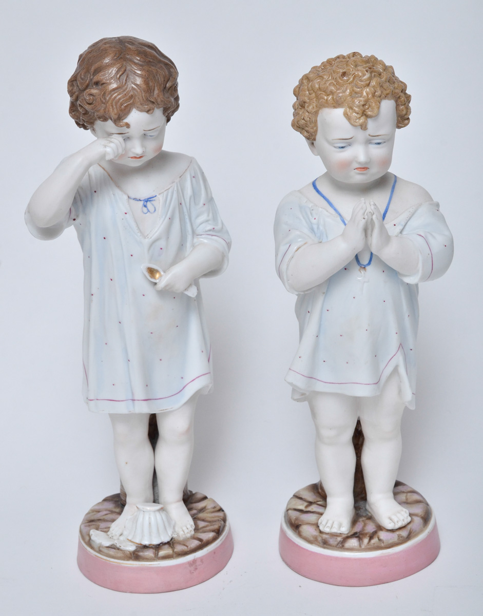 Par de estatuetas de biscuit europeu policromado repres.crianças...