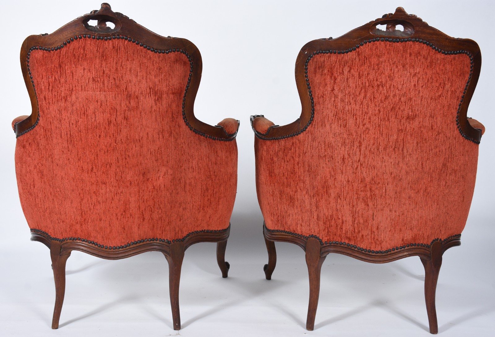 Par de elegantes poltronas de madeira nobre, estofadas e forradas com... - foto 4 de 6