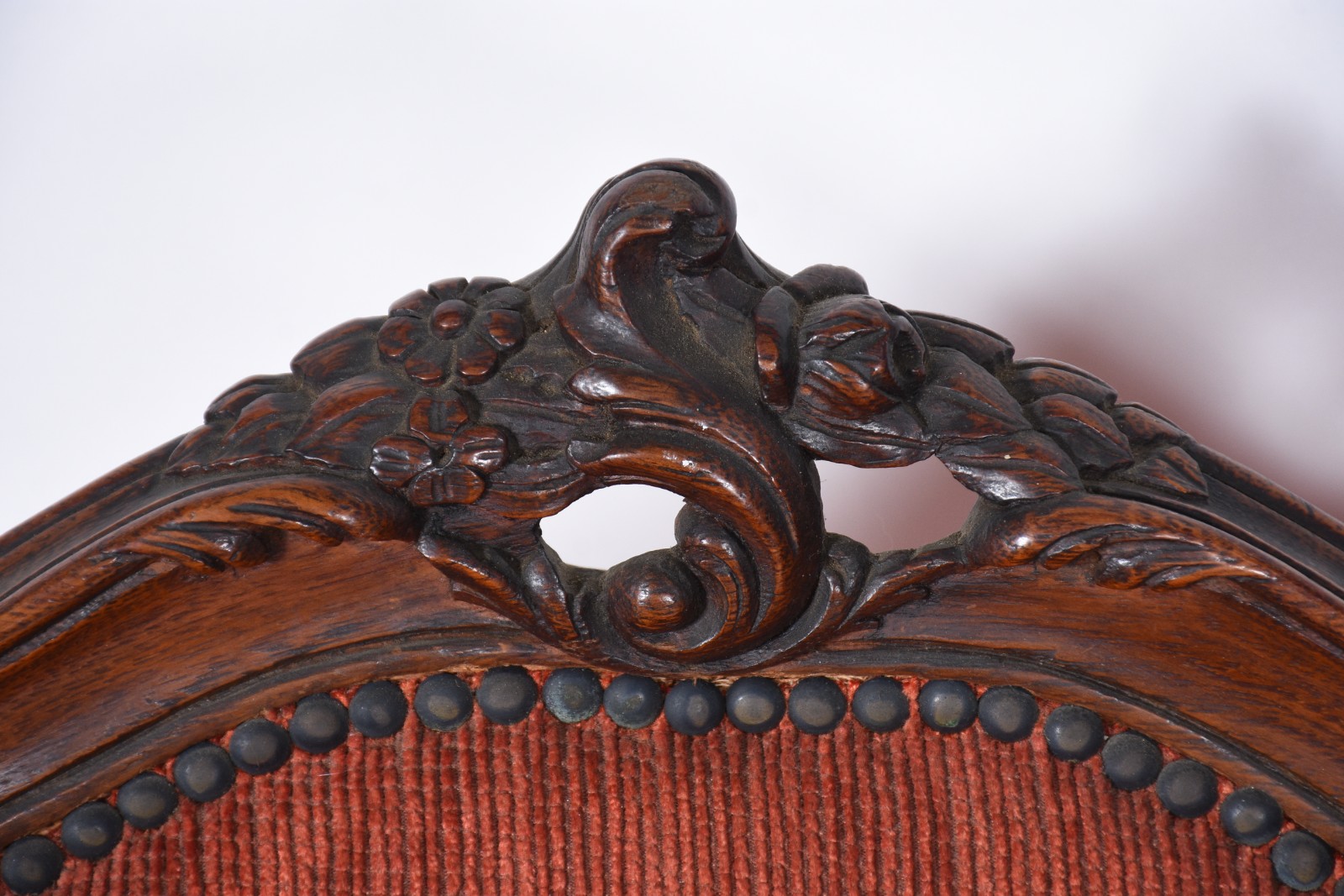Par de elegantes poltronas de madeira nobre, estofadas e forradas com... - foto 5 de 6
