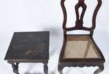 Duas peças de madeira nobre, sendo cadeira sing... - Duas peças de madeira nobre, sendo cadeira singela estilo Luis XV com assento de palhinha e, pequena mesa auxiliar com pernas torneadas.