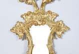 Espelho decorativo de cristal com moldura de ma... - Espelho decorativo de cristal com moldura de madeira ricamente entalhada e revestida em dourado.