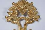 Espelho decorativo de cristal com moldura de ma... - Espelho decorativo de cristal com moldura de madeira ricamente entalhada e revestida em dourado.