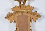 Espelho decorativo de cristal com moldura de ma... - Espelho decorativo de cristal com moldura de madeira ricamente entalhada e revestida em dourado.