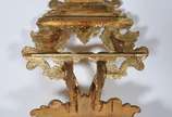 Espelho decorativo de cristal com moldura de ma... - Espelho decorativo de cristal com moldura de madeira ricamente entalhada e revestida em dourado.