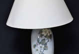 Abatjour de porcelana ROYAL KOPENHAGEN, cúpula ... - Abatjour de porcelana ROYAL KOPENHAGEN, cúpula de tecido. Alt.total 72 cm.
