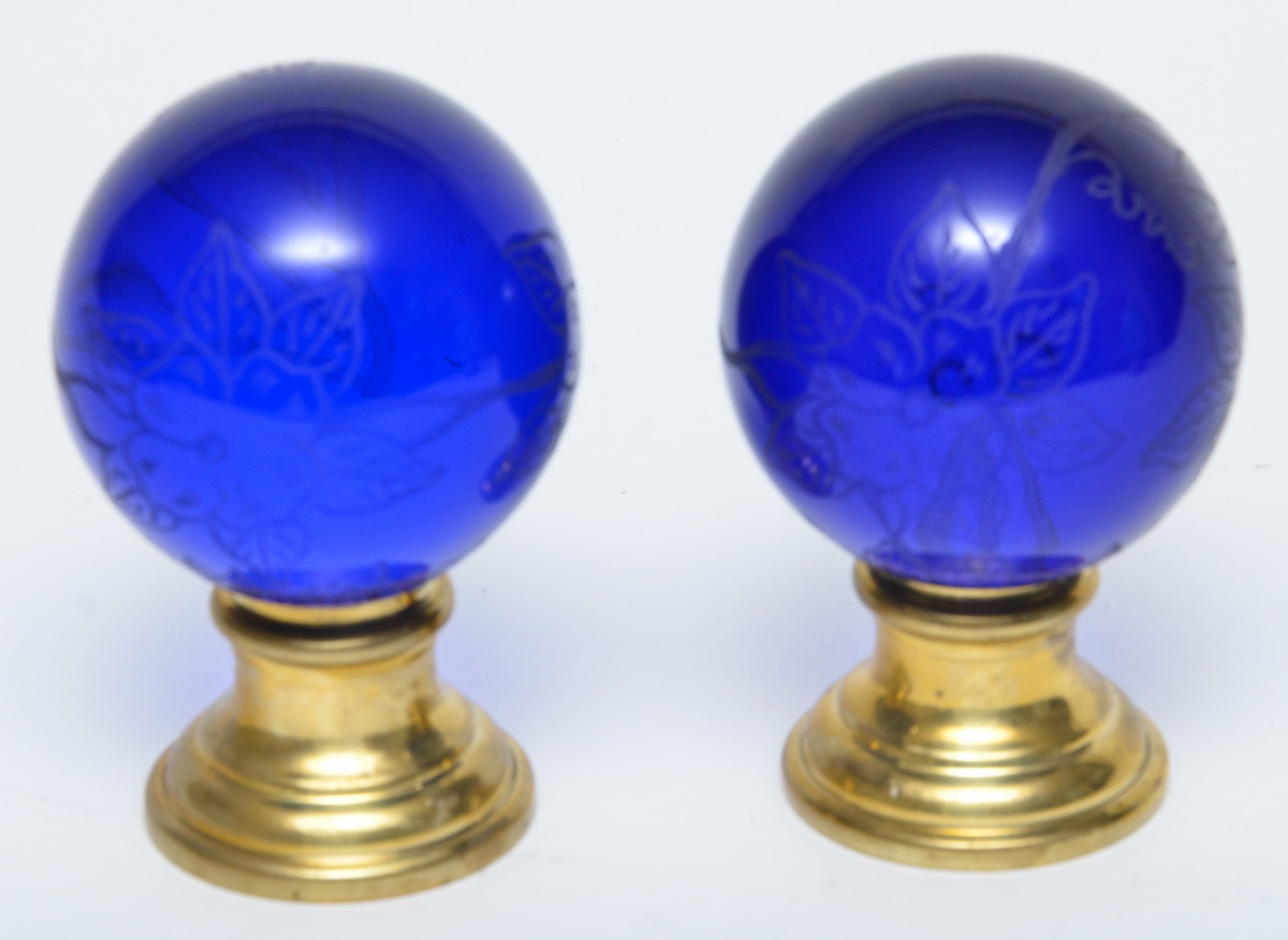Par de pinhas na cor azul-marinho. Alt. 12 cm.