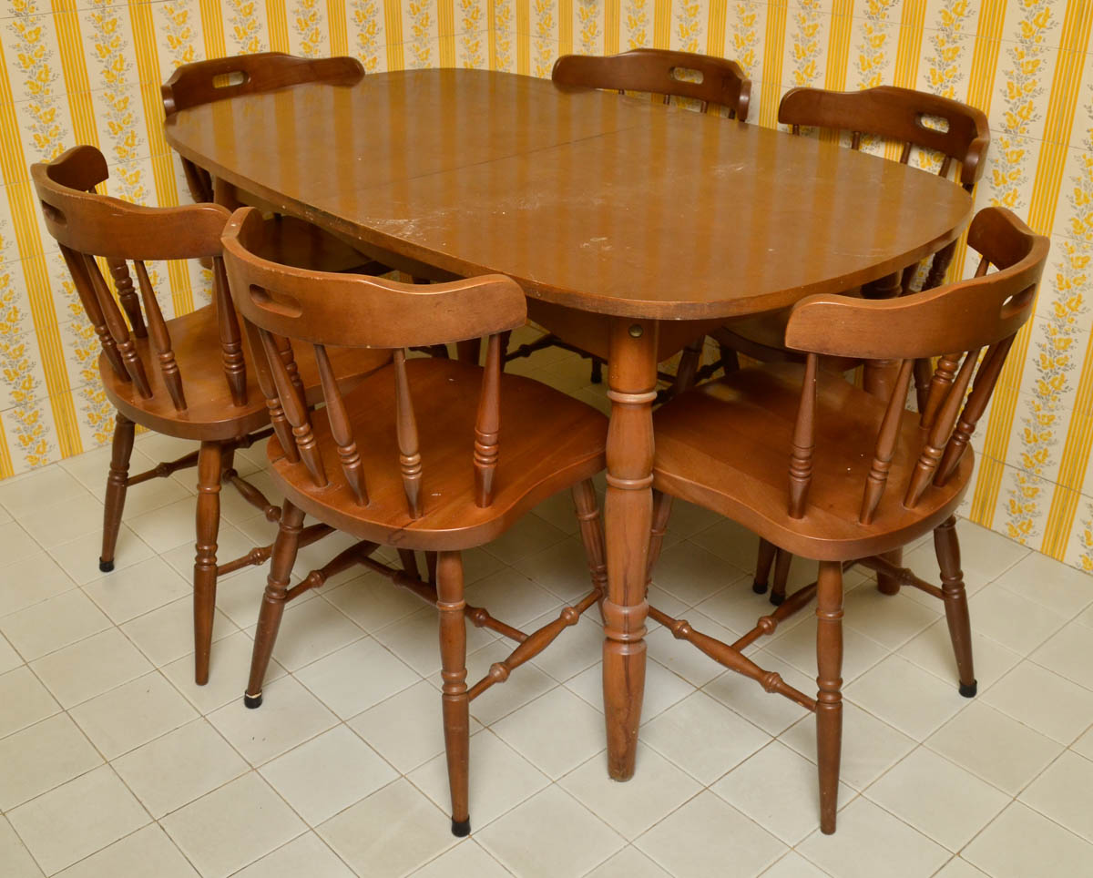 Mesa de madeira nobre ( med. 1,41 x 0,86) com tabua extensora ( med...