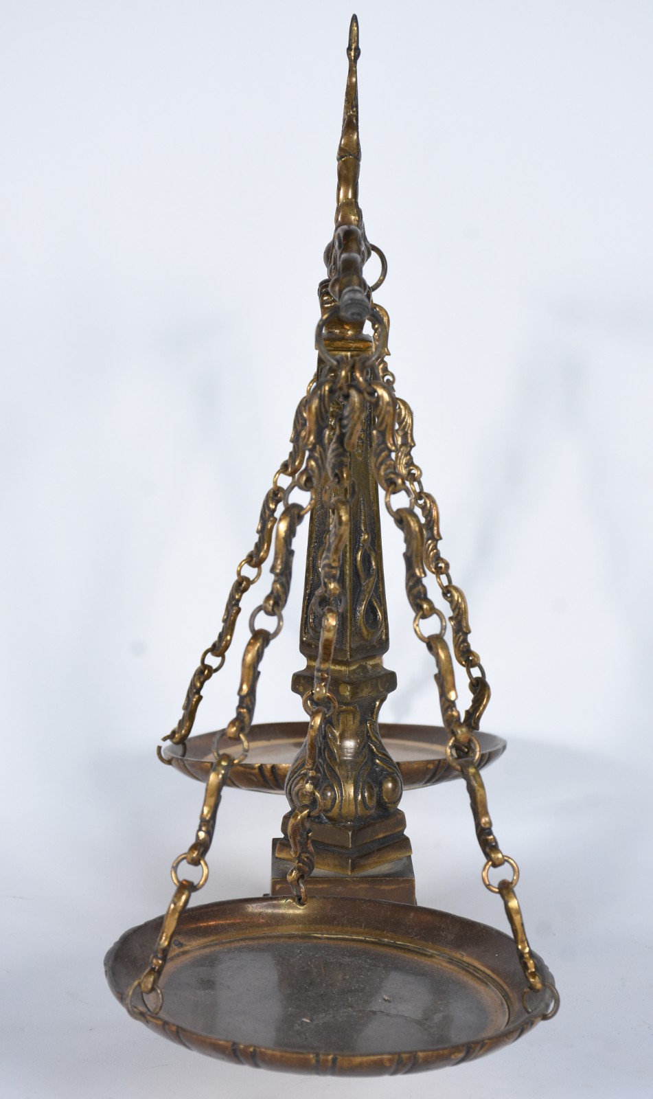 Balança decorativa de metal dourado. - foto 2 de 4
