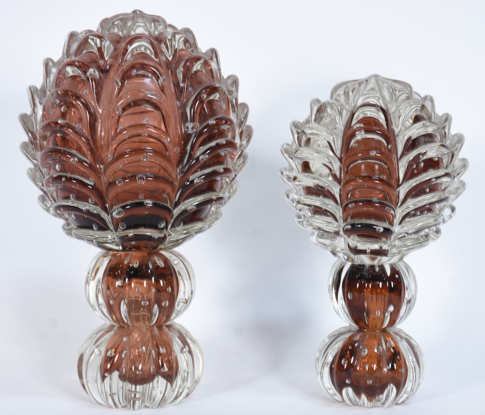 Duas pinhas de vidro decorativo em tons de marrom, trabalhadas com... - foto 1 de 4