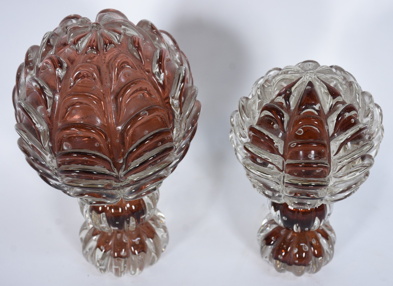 Duas pinhas de vidro decorativo em tons de marrom, trabalhadas com... - foto 2 de 4