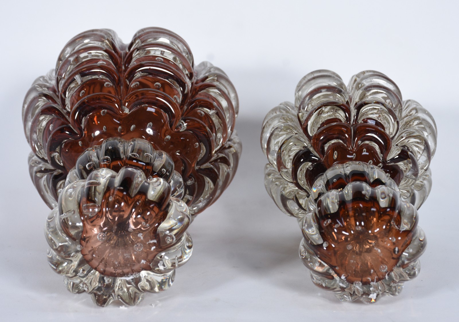 Duas pinhas de vidro decorativo em tons de marrom, trabalhadas com... - foto 4 de 4