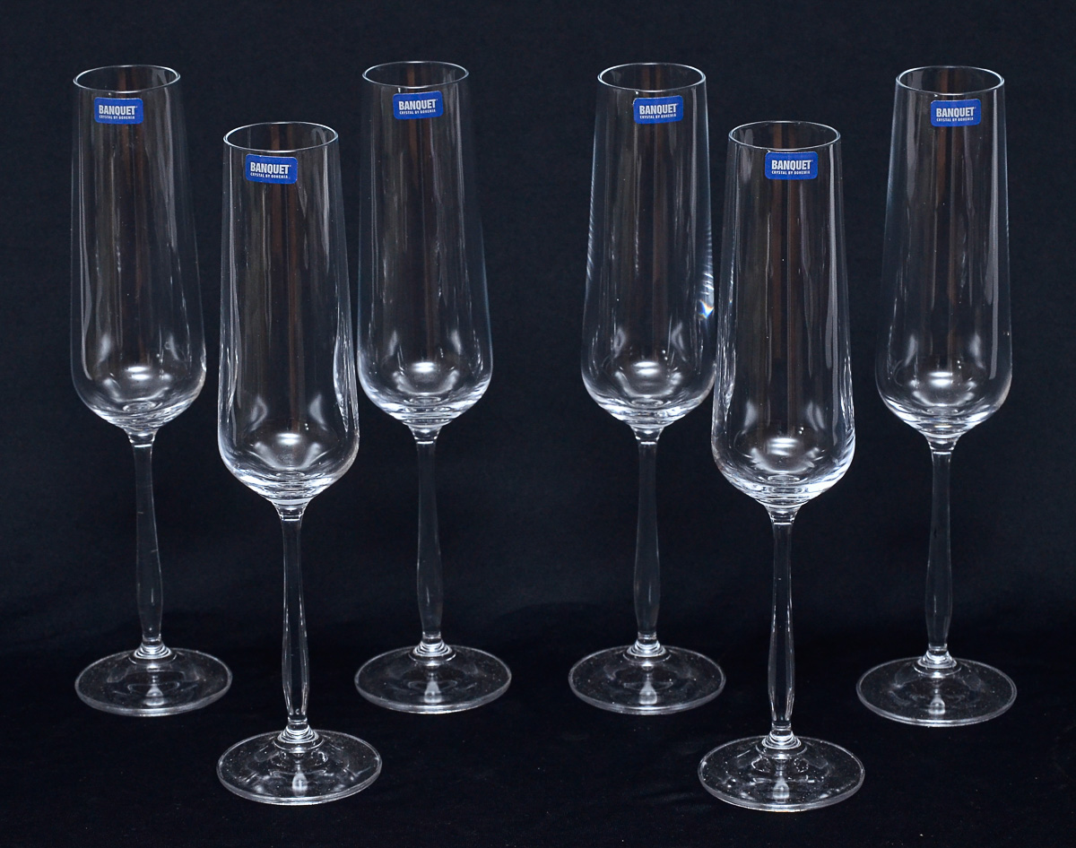 Seis flutes de cristal para champagne.