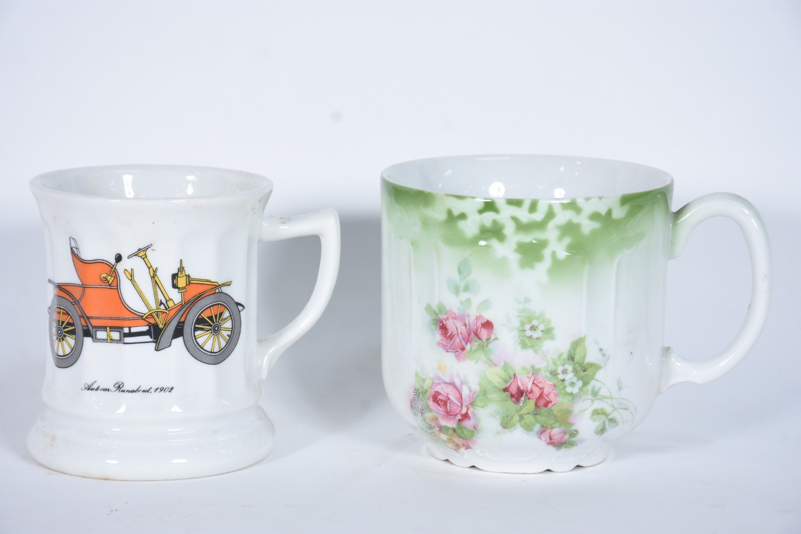 Duas caneca/xícara de porcelana, uma decorada com carro antigo e... - foto 1 de 4