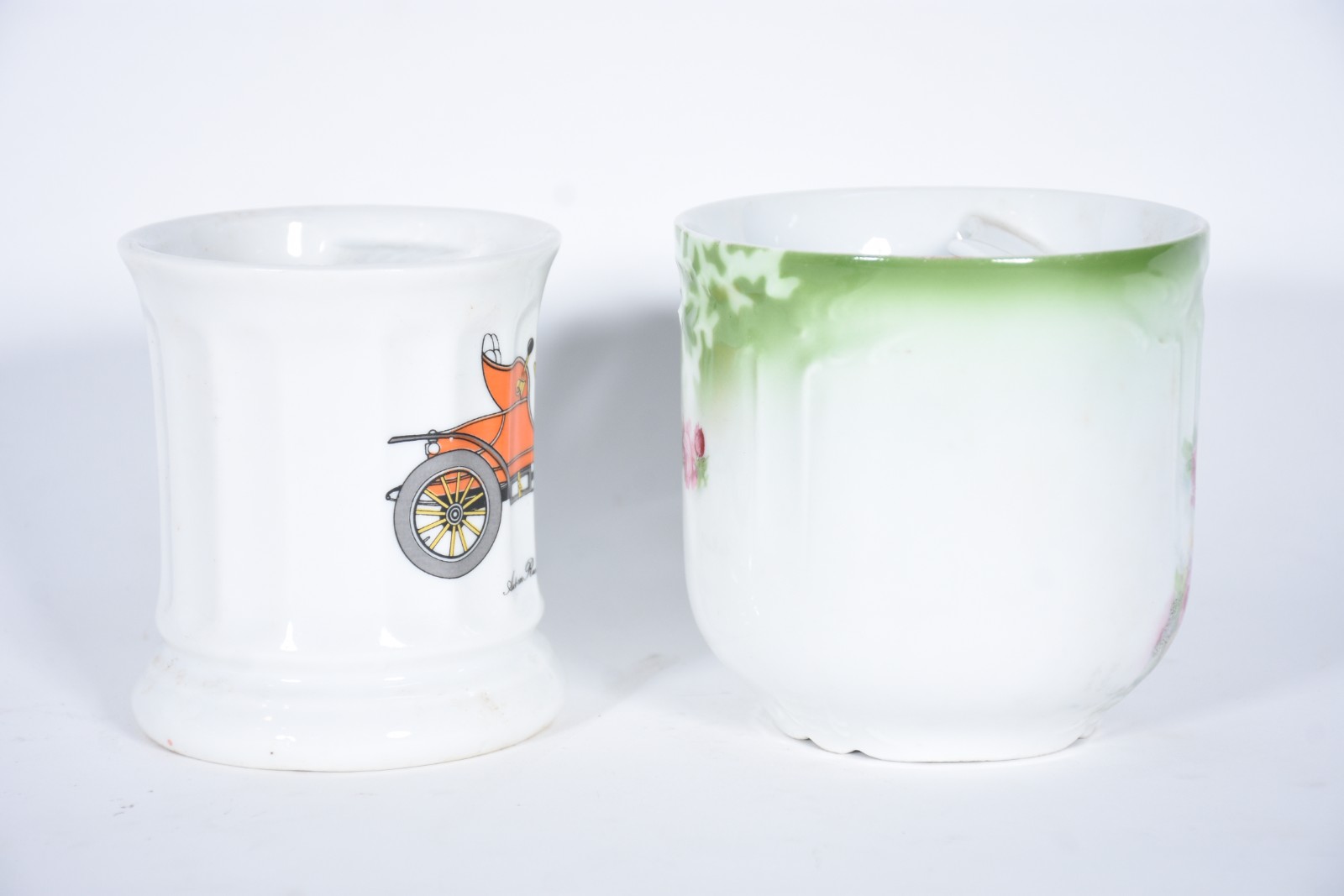 Duas caneca/xícara de porcelana, uma decorada com carro antigo e... - foto 2 de 4