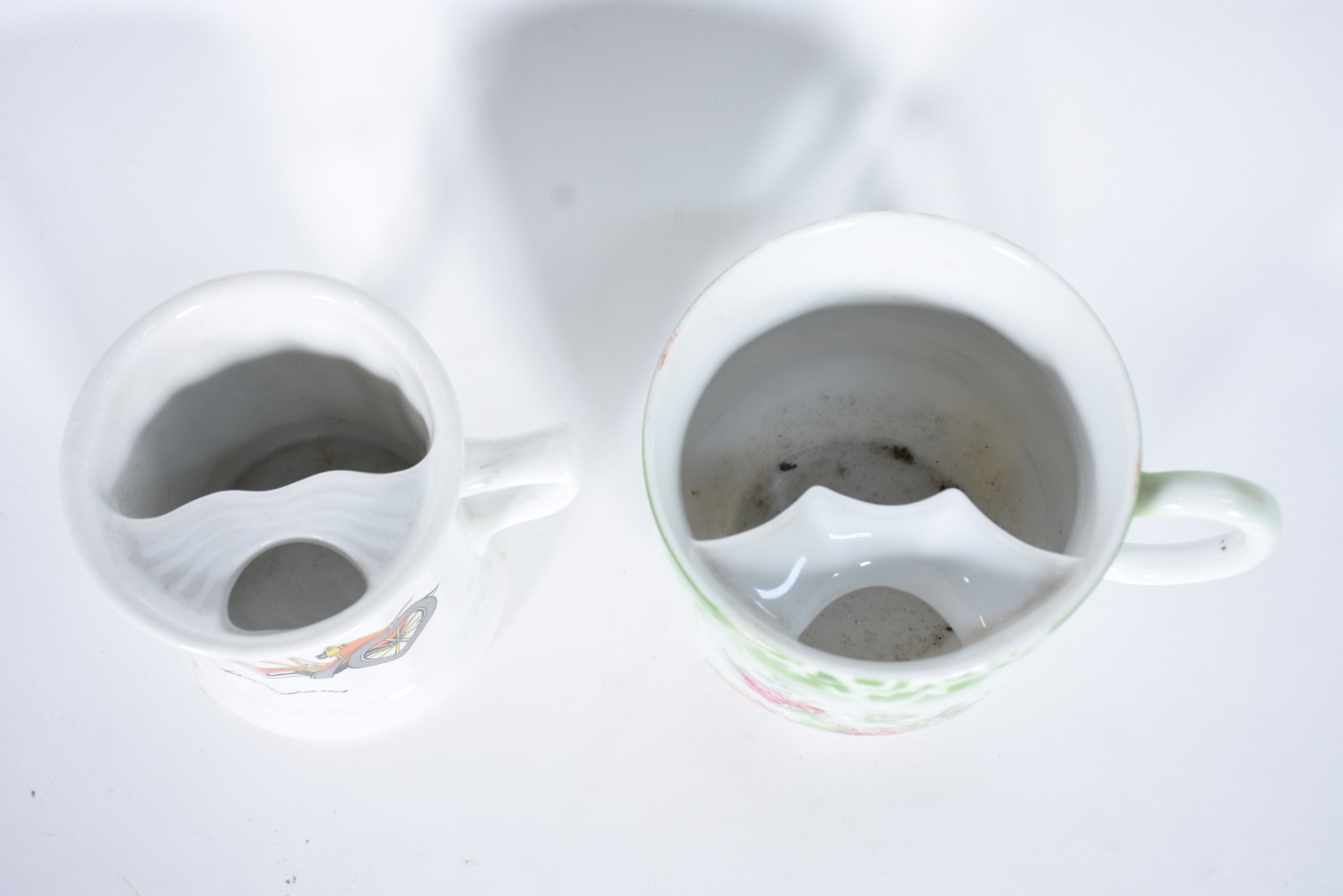 Duas caneca/xícara de porcelana, uma decorada com carro antigo e... - foto 3 de 4